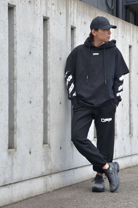 OFF-WHITEセットアップを使用したストリートスタイル