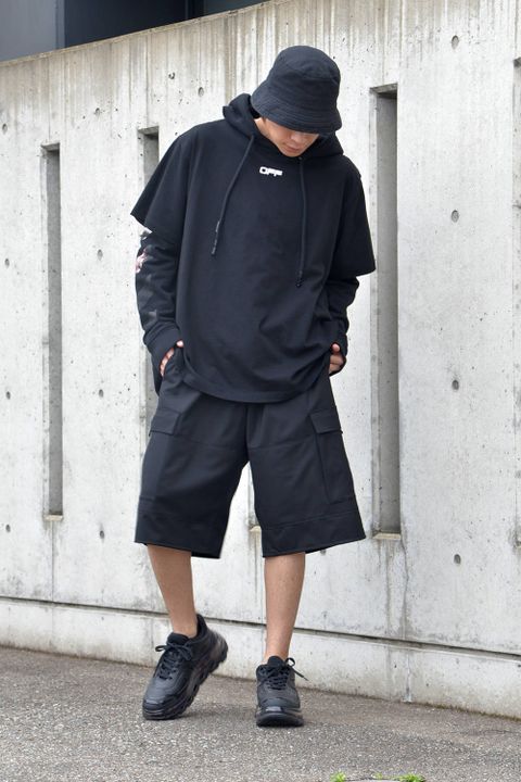 ストリートならではのプルパーカー×ショーツスタイル