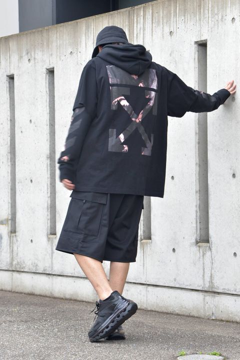 ストリートならではのプルパーカー×ショーツスタイル