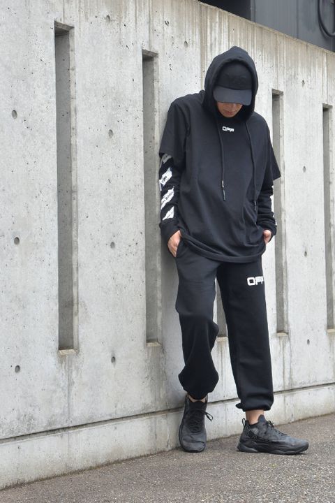 OFF-WHITEセットアップを使用したストリートスタイル