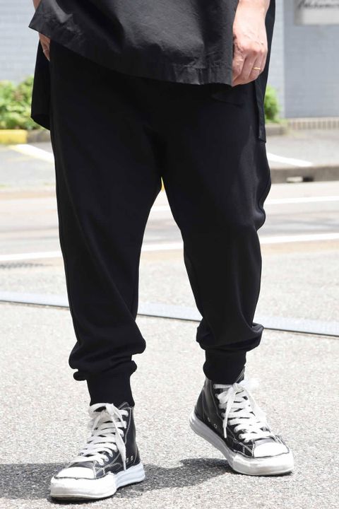 【着こなしに悩んだ時は、とりあえず黒を着るべし!】