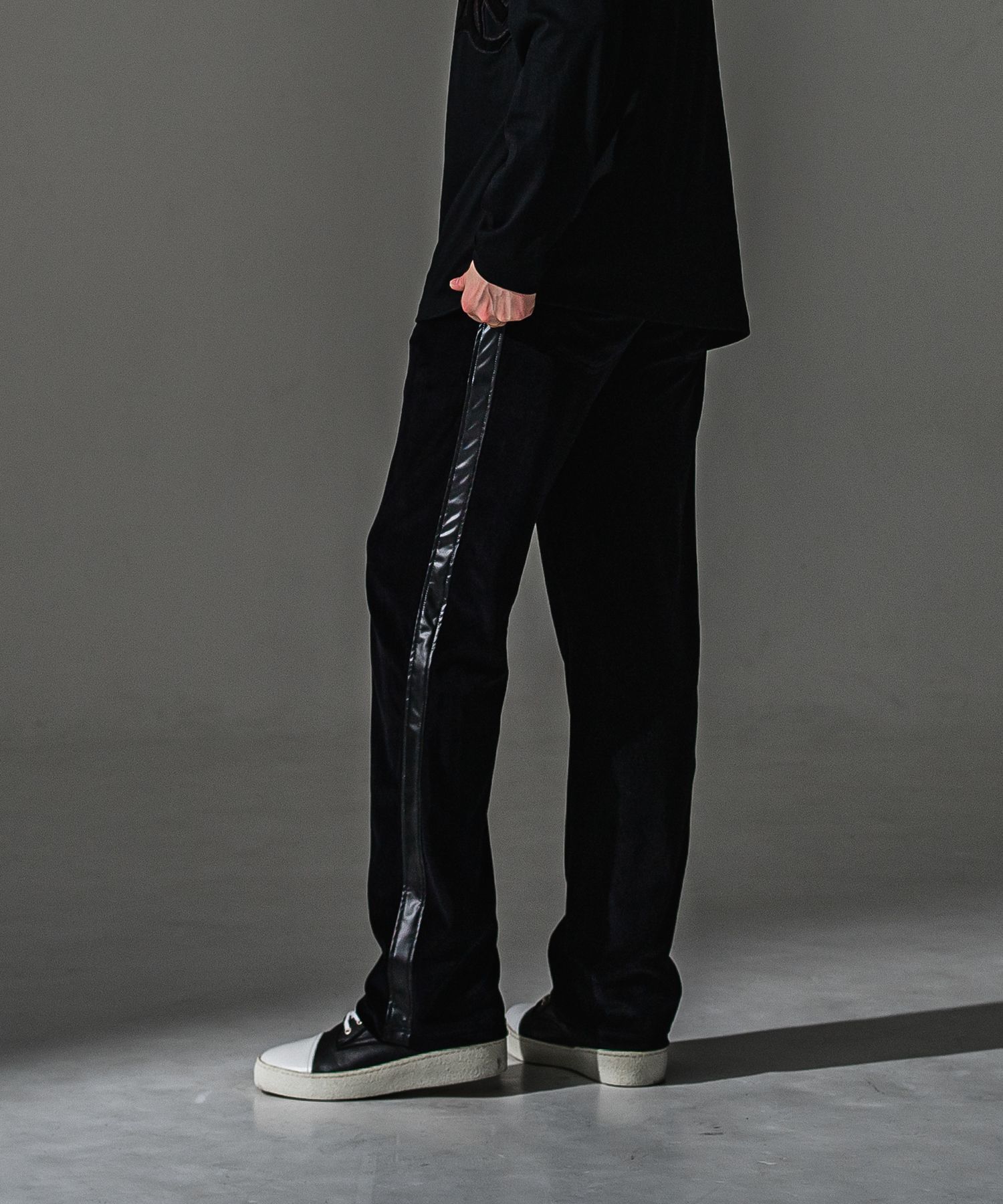 VELOUR SEMIWIDE TUCK PT / ベロア トラックパンツ (ブラック) (9月中旬入荷予定) ※オーダー締切:5月23日(土)17時
