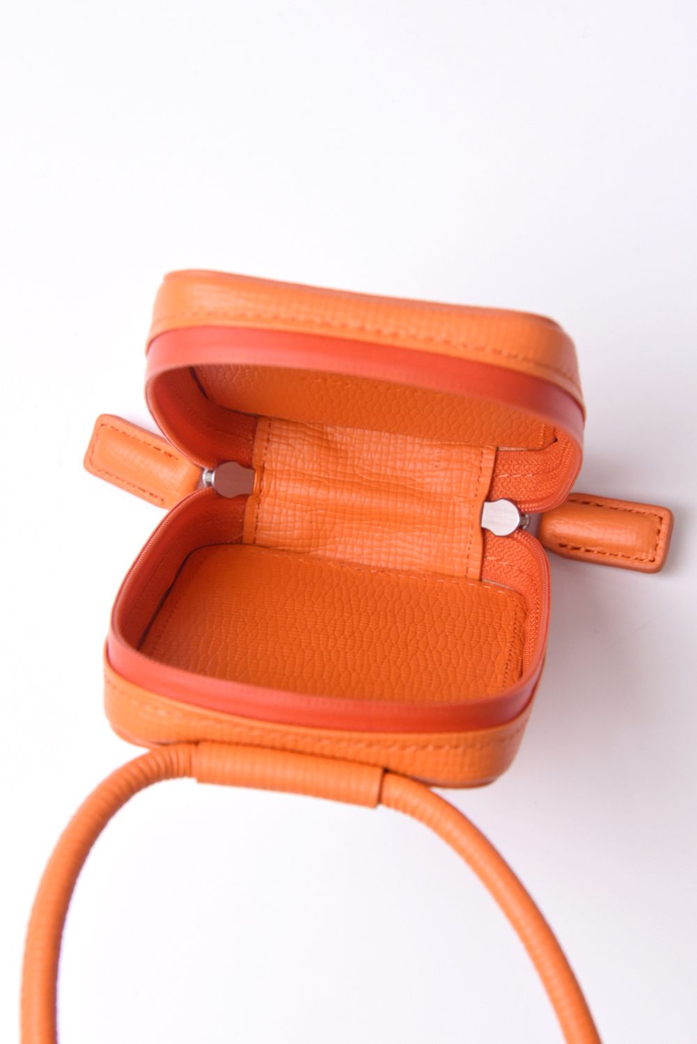 STRAPPED-ACCESSORY-MICROBAG / ストラップ付き MagSafe対応 ショルダーマイクロバッグ (キャロットオレンジ)