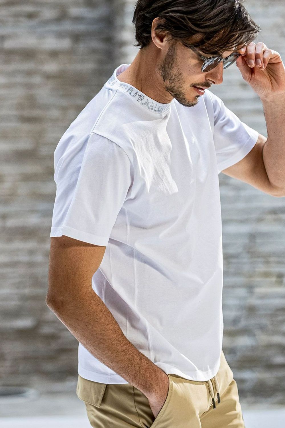 【25AW】 RHINESTONE COLLAR T-SHIRT / ラインストーンネックロゴ Tシャツ (ホワイト)