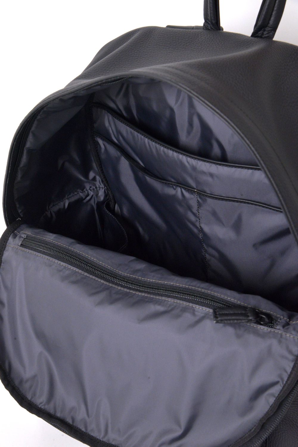 ESSENTIAL LEATHER DAYPACK MEDIUM / 防水レザー デイパック (ブラック)