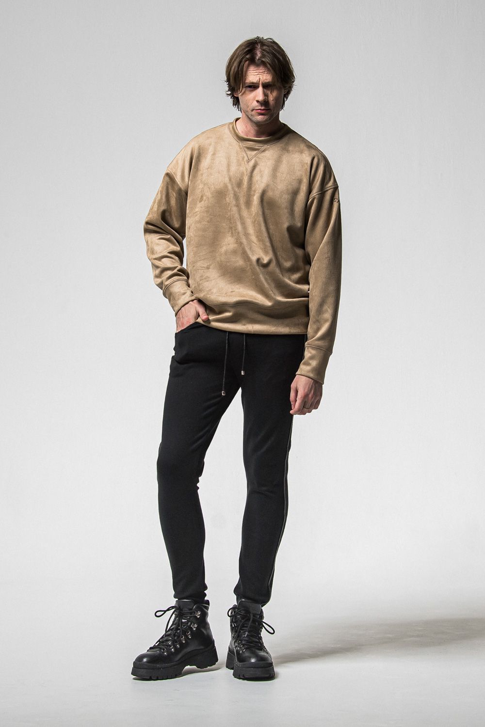 SUEDE DROP TRAINER / スウェード ロゴ ルーズ トレーナー (ブラウン) (1月上旬入荷予定) ※オーダー締切：9月1日(月)18:00