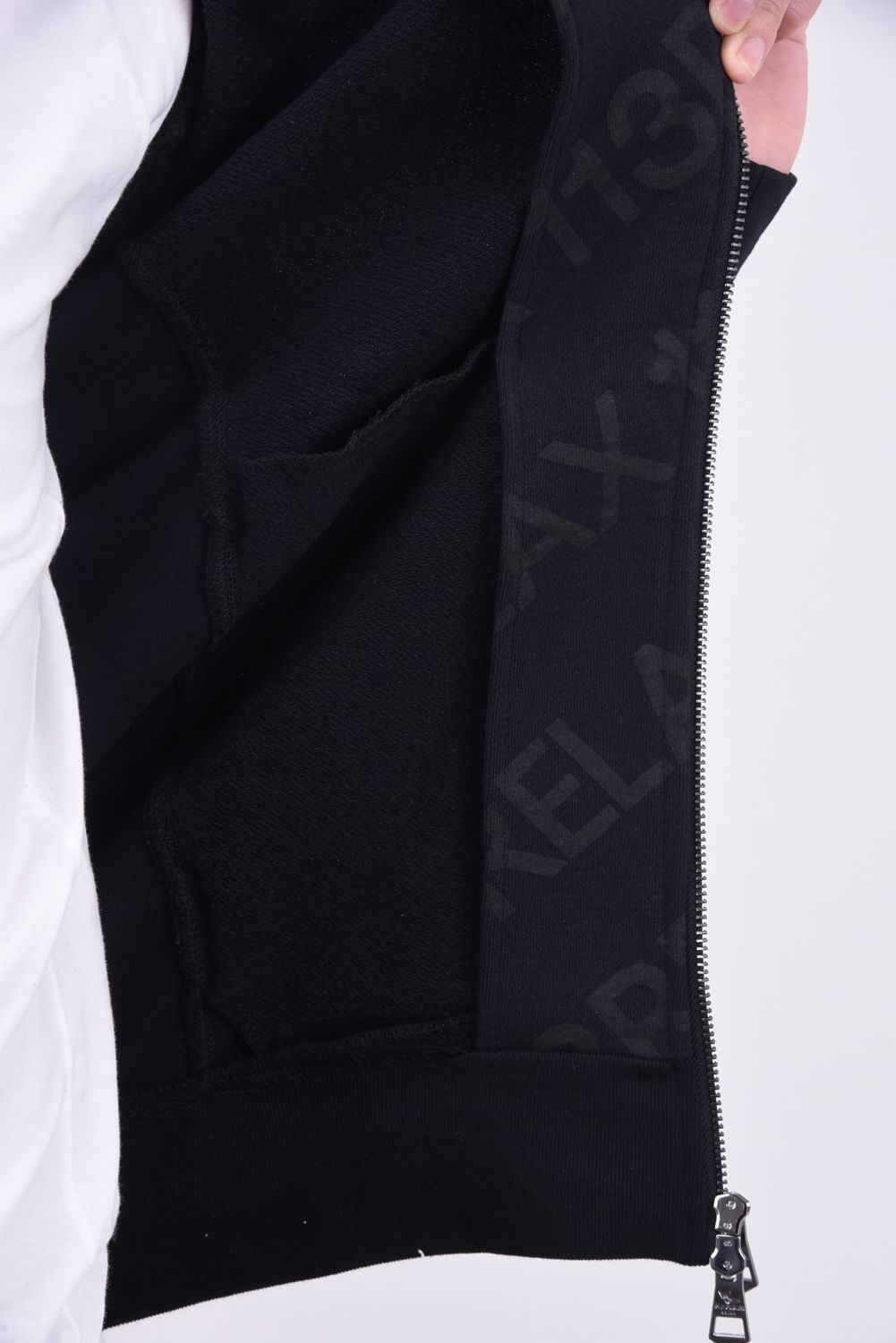 DIAGONAL LOGO HOODIE / サイドリブ ダイアゴナルロゴ ジップアップパーカー ブラック