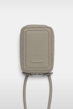 STRAPPED-ACCESSORY-MICROBAG / ストラップ付き MagSafe対応 ショルダーマイクロバッグ (トープ)
