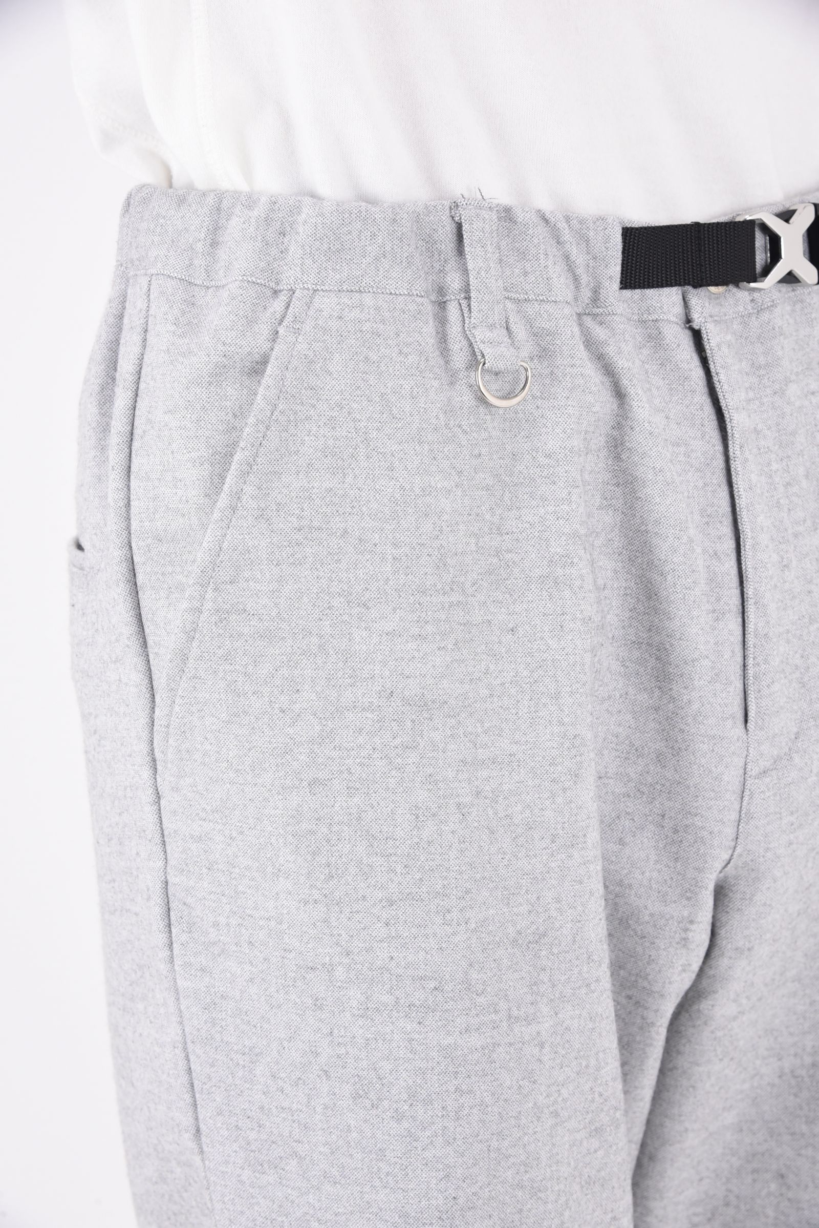 【STAFF RECOMMENDED ITEM】 PAT WIDE EASY PANTS / ストレッチツイル ウェビングベルト付き イージースラックス グレーウール