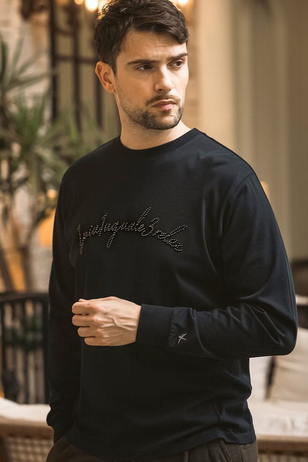 【26AW】 SCRIPT LOGO HOTFIX STUDS L/S T-SHIRT / スクリプトロゴ ホットフィックス スタッズ ロングスリーブ Tシャツ (ブラック)