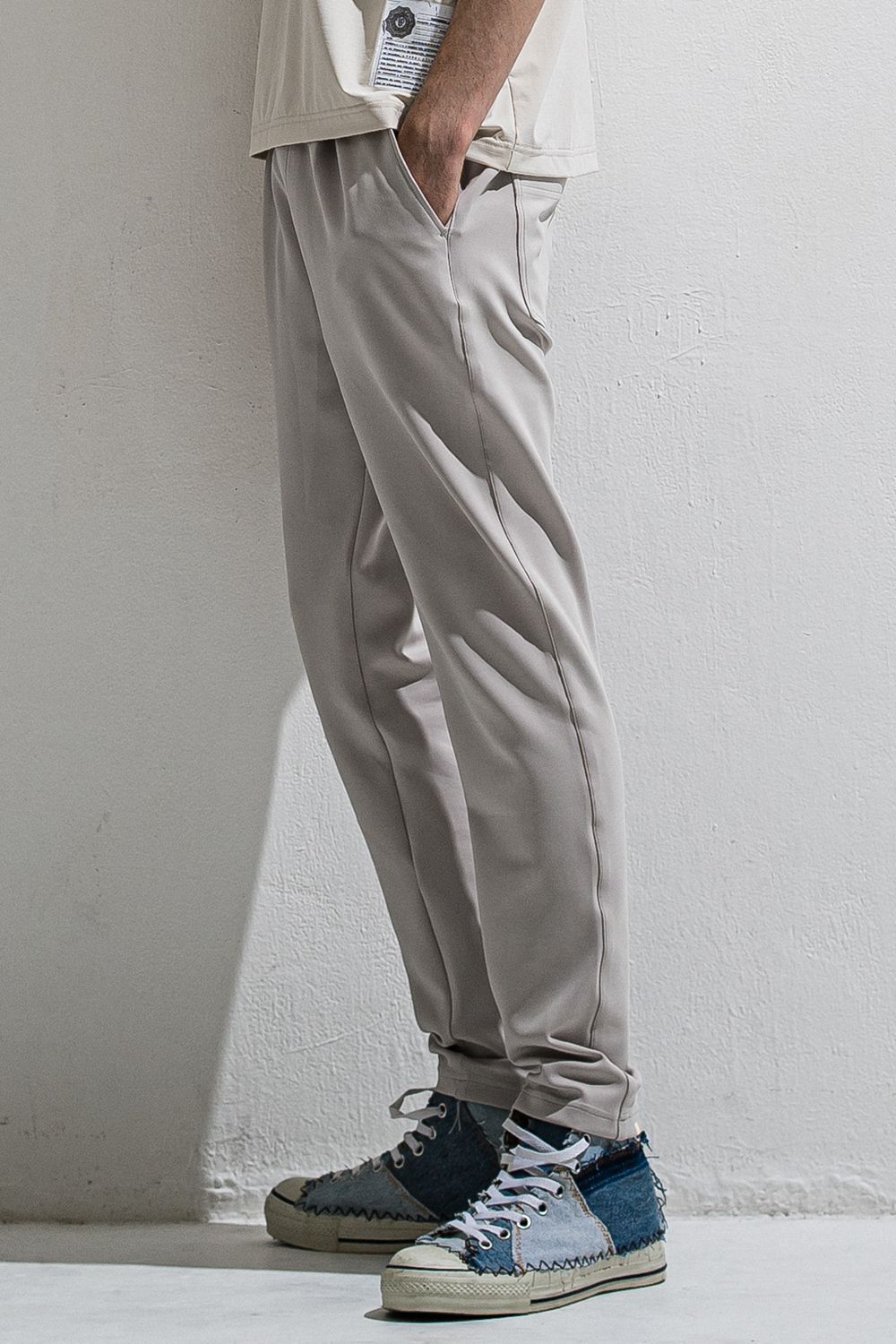 GAVIRIA DB EASY PANTS / ダンボール素材 接触冷感 エコレザーコインポケット スラックス型イージーパンツ (グレージュ) (3月中旬入荷予定) ※オーダー締切12/13(土)17:00