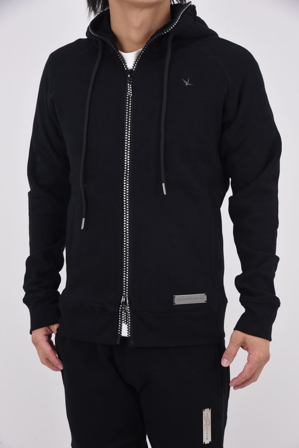 【25AW】 GLITTER ZIP + PLATE HOODIE / シルバーロゴプレートスウェットパーカー (ブラック)