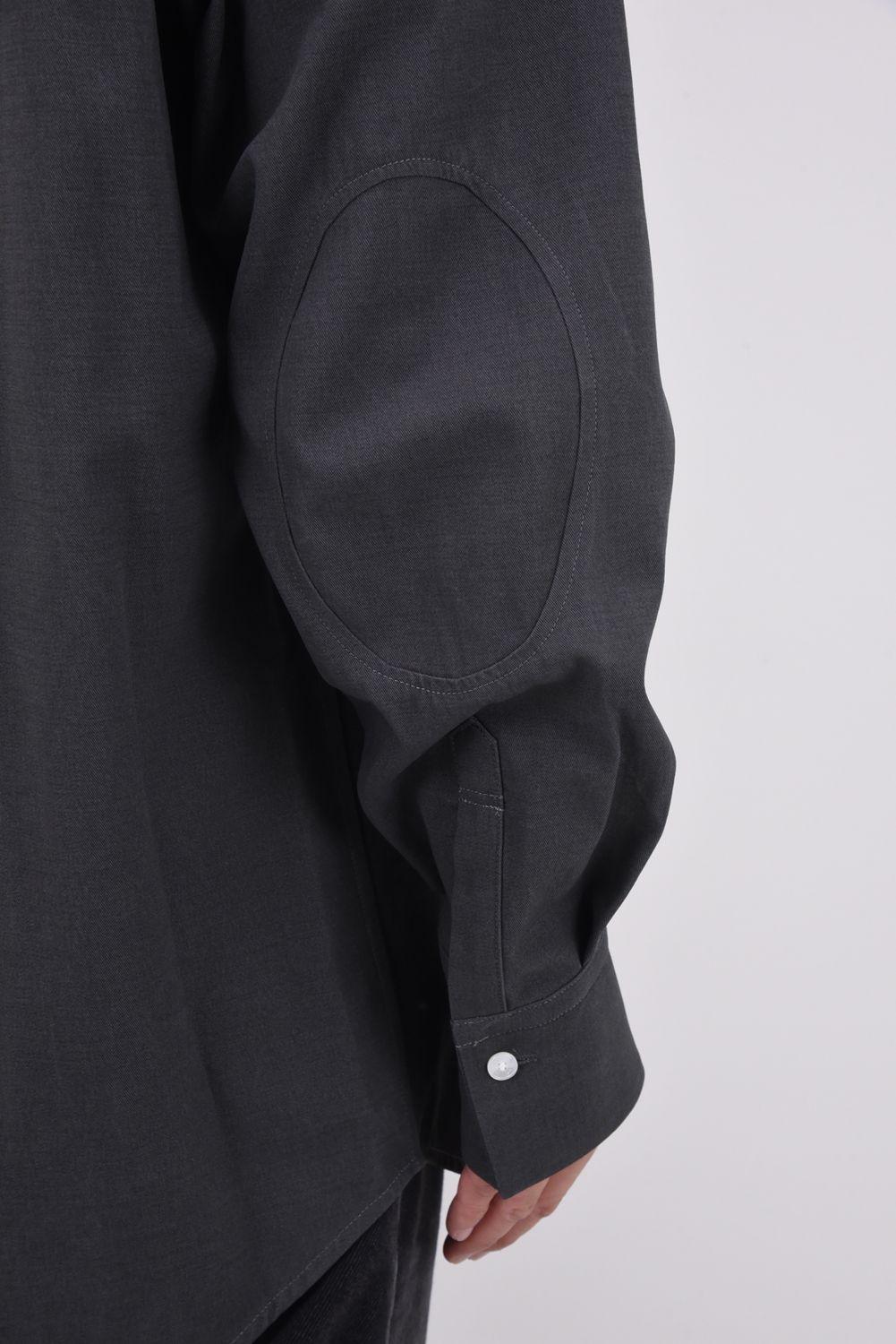 COTTON TWILL ELBOW PATCH DETAIL SHIRT / チャコールブラック
