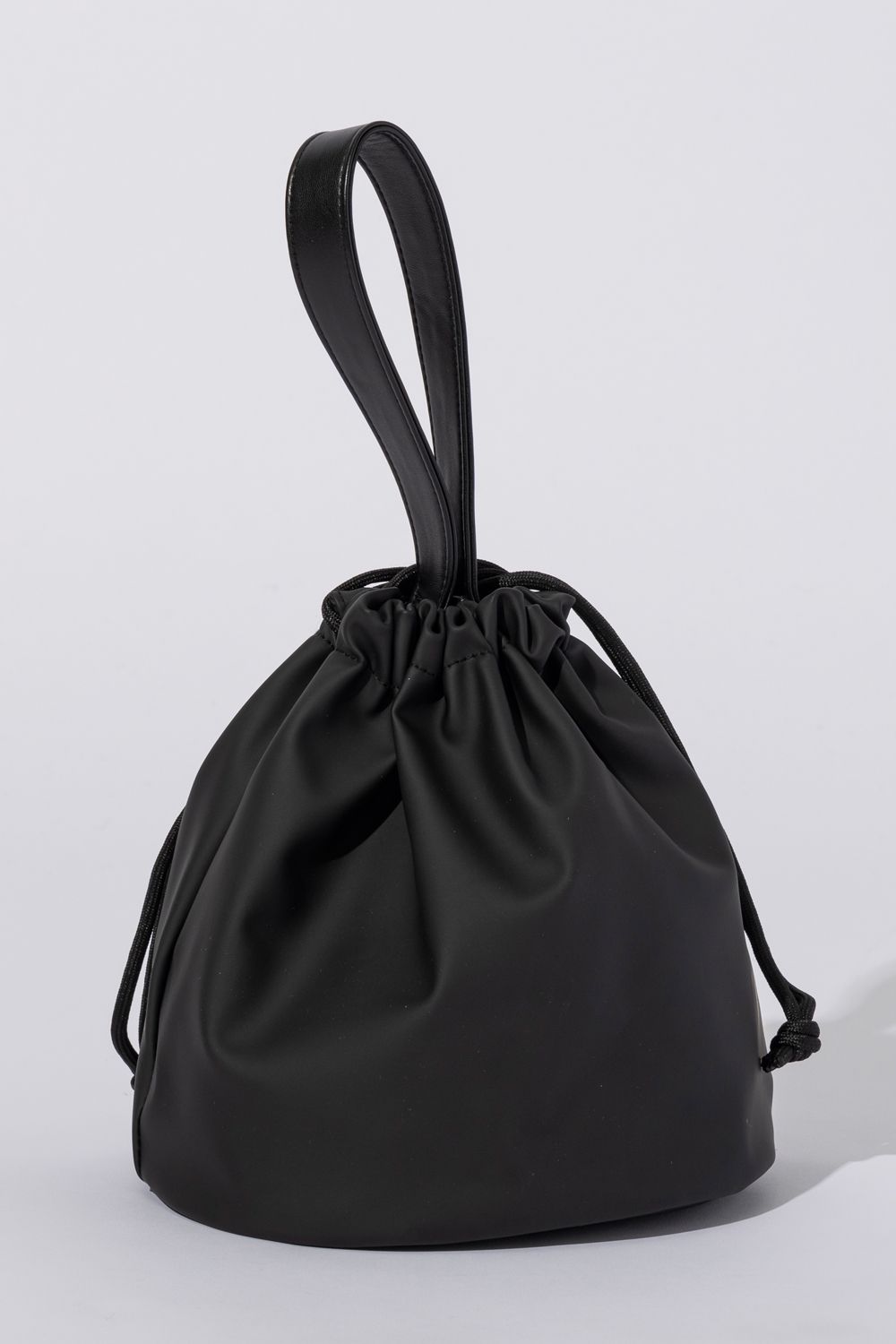 MATTE DRAWSTRING BAG / フェイクマットレザー ブランドロゴ 巾着バッグ (ブラック)