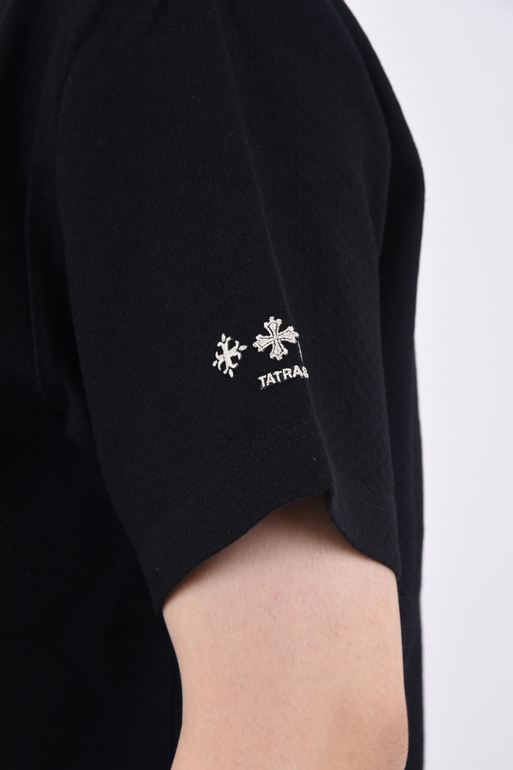 MEROPE / ロゴブリスター ジャカード クルーネック Tシャツ ブラック
