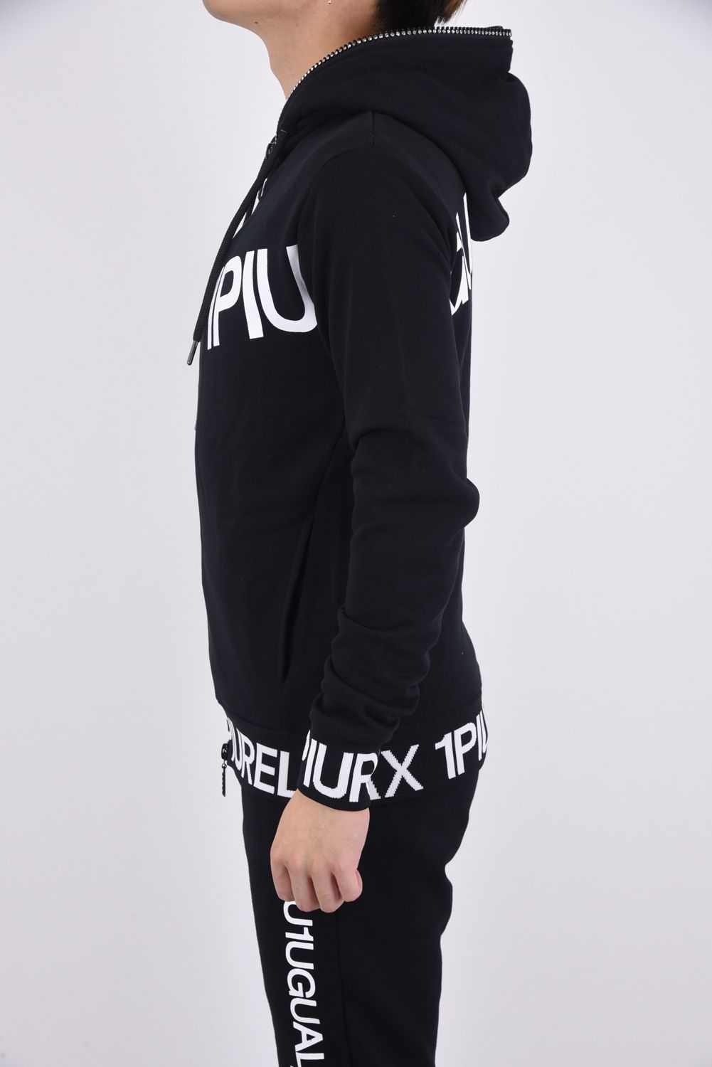 1PIU1UGUALE3 RELAX - DIAGONAL LOGO HOODIE / ラインストーン