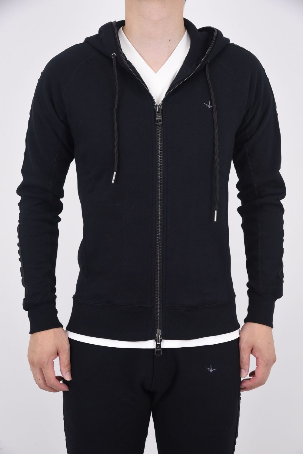 SLEEVE EMBOSS LOGO HOODIE / スリーブエンボスロゴ ラインストーン ジップアップフーディー ブラック