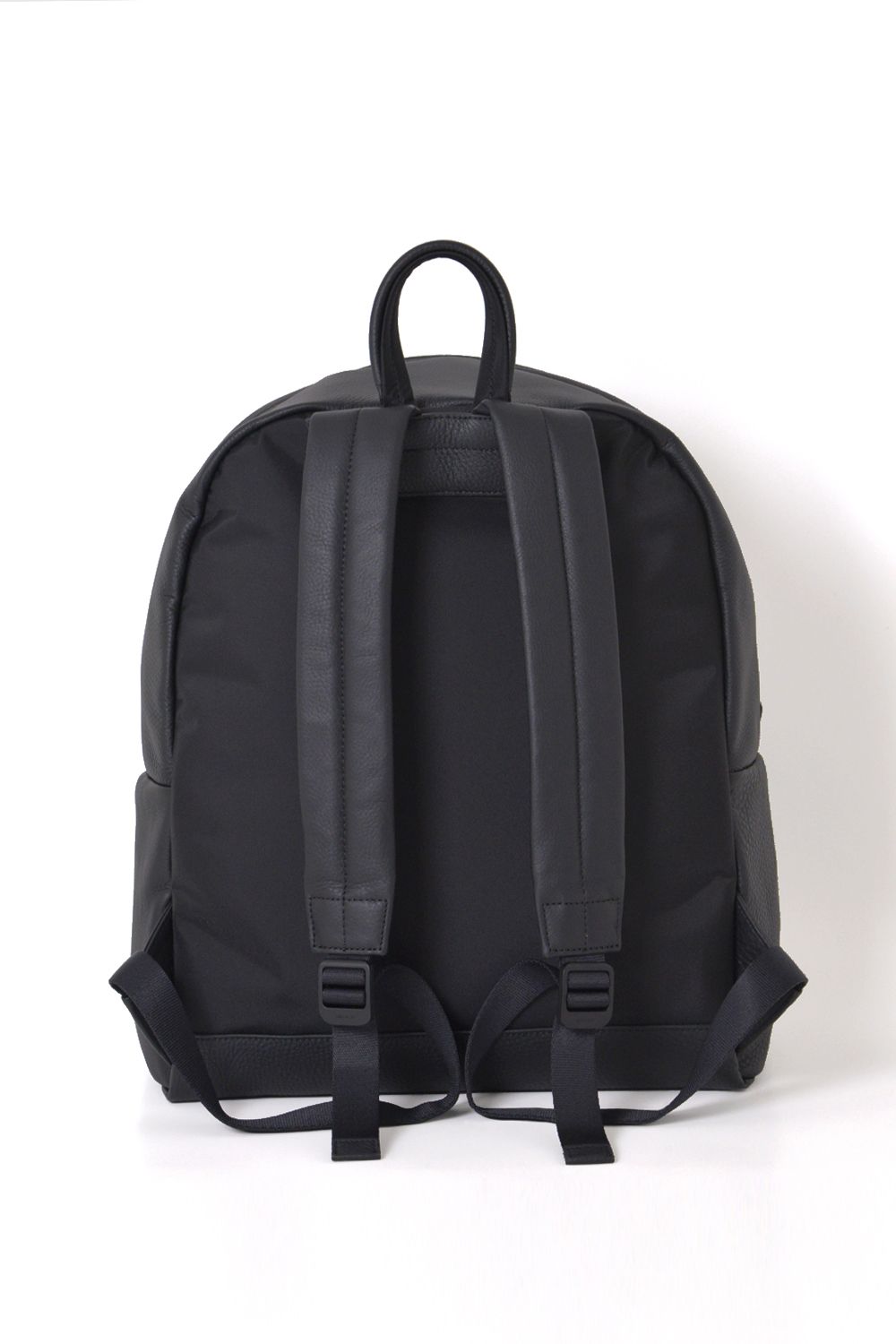 ESSENTIAL LEATHER DAYPACK MEDIUM / 防水レザー デイパック (ブラック)