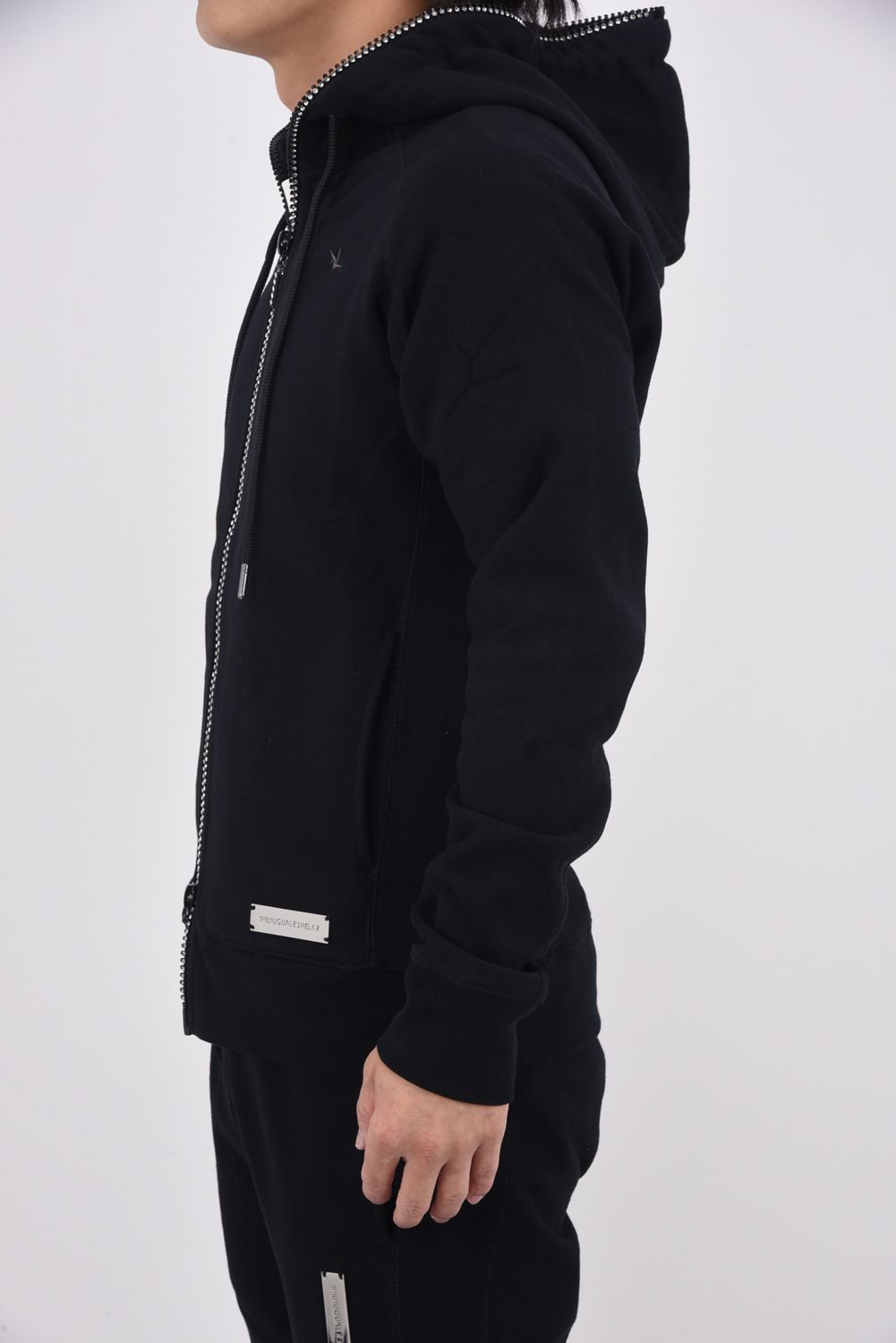 【25AW】 GLITTER ZIP + PLATE HOODIE / シルバーロゴプレートスウェットパーカー (ブラック)