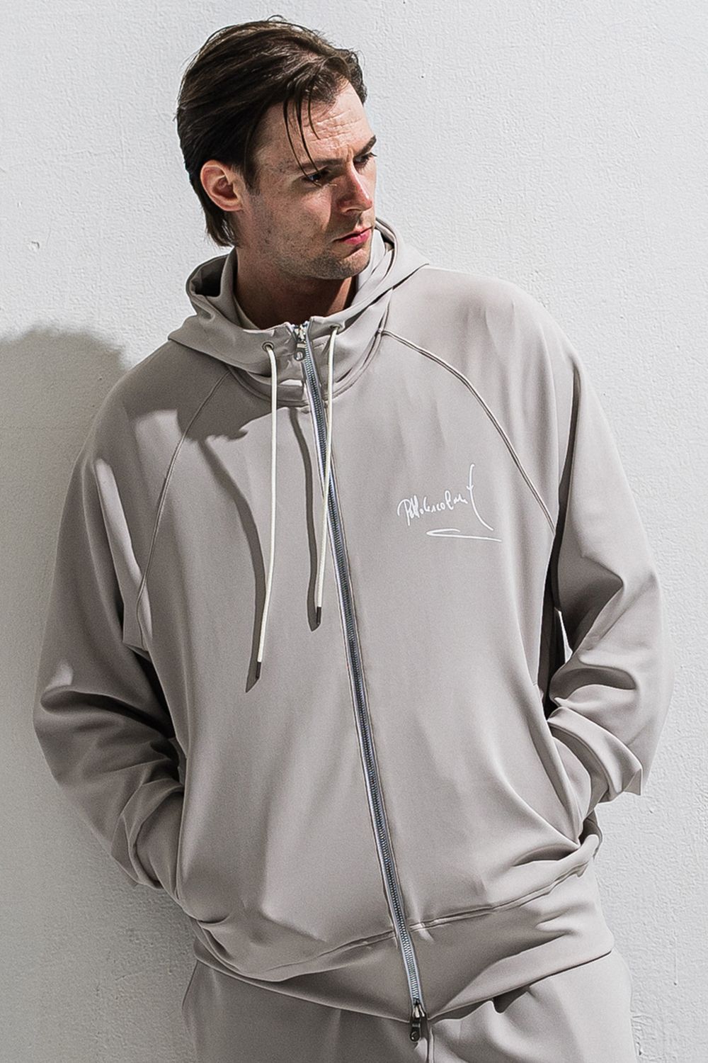 SIGN ZIP HOODIE / サインプリント ジップアップパーカー (グレージュ) (2月上旬入荷予定) ※オーダー締切12/13(土)17:00