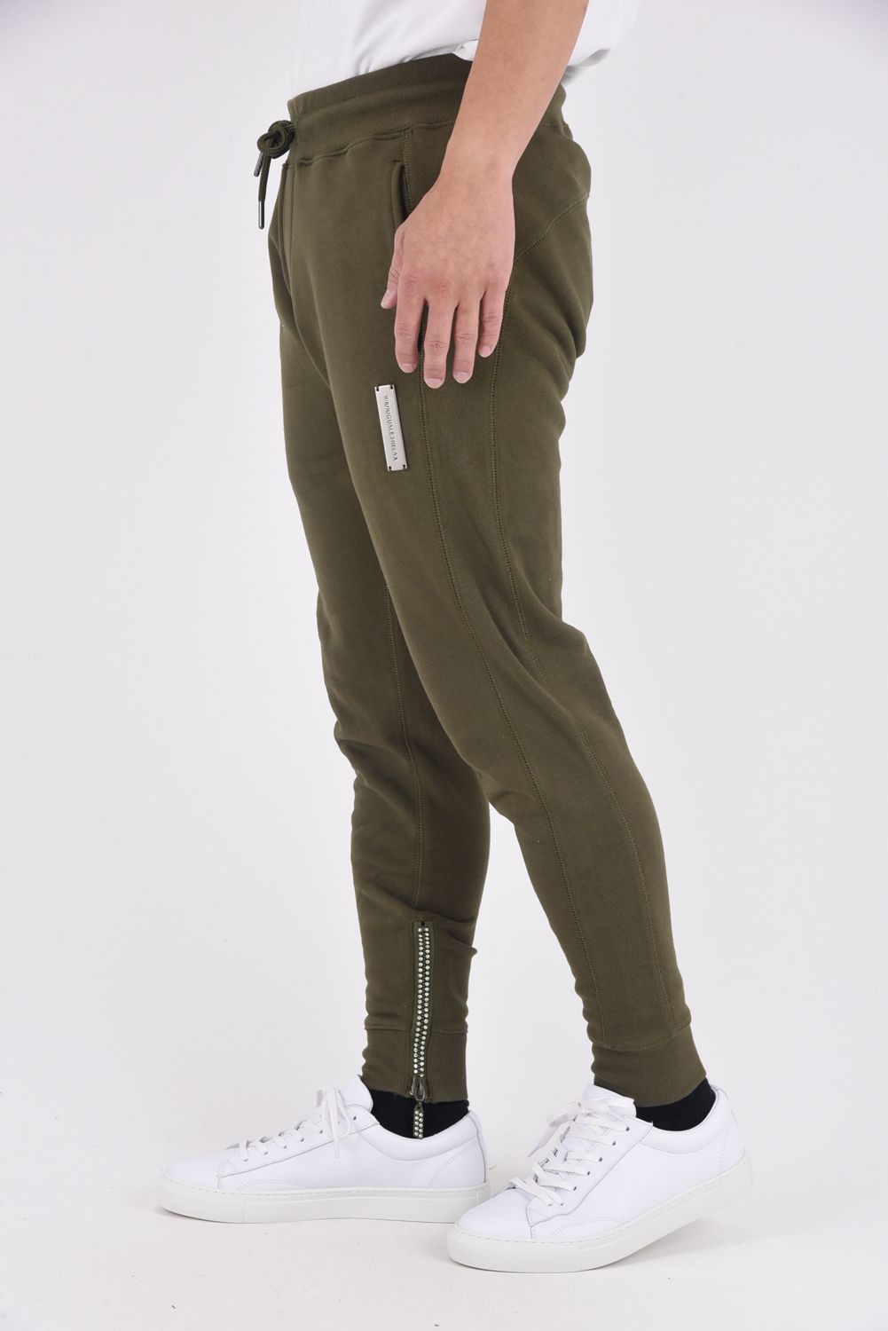 【25AW】 GLITTER ZIP + PLATE JOGGER PANTS / シルバーロゴプレートスウェットロングパンツ (カーキ）