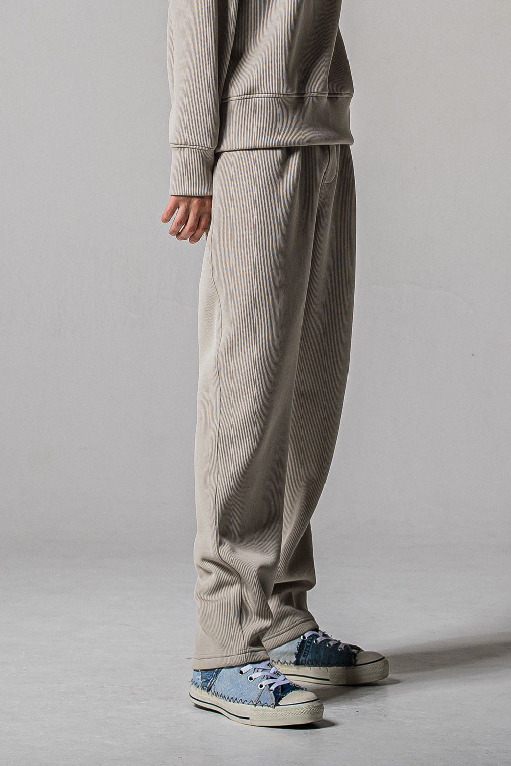 AZE WIDE TUCK PANTS / 畔編みニット生地 セミワイドシルエット イージータックパンツ (グレージュ) (1月中旬入荷予定)