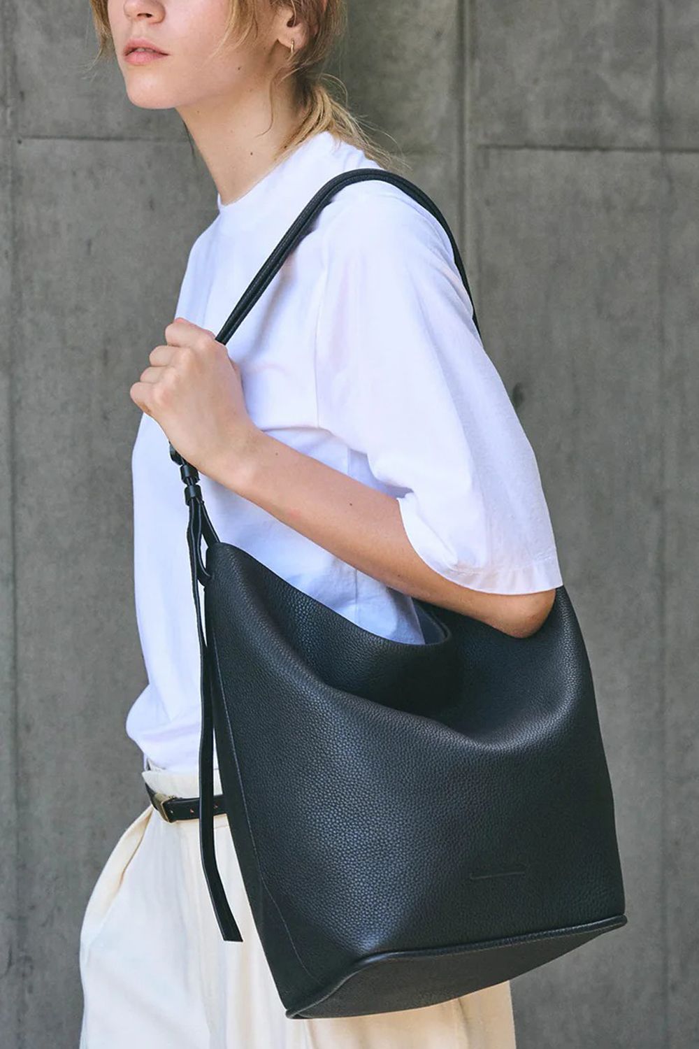 ESSENTIAL DAILY HOBO MEDIUM / シュリンクレザー ミディアムサイズ ショルダートートバッグ (ブラック)