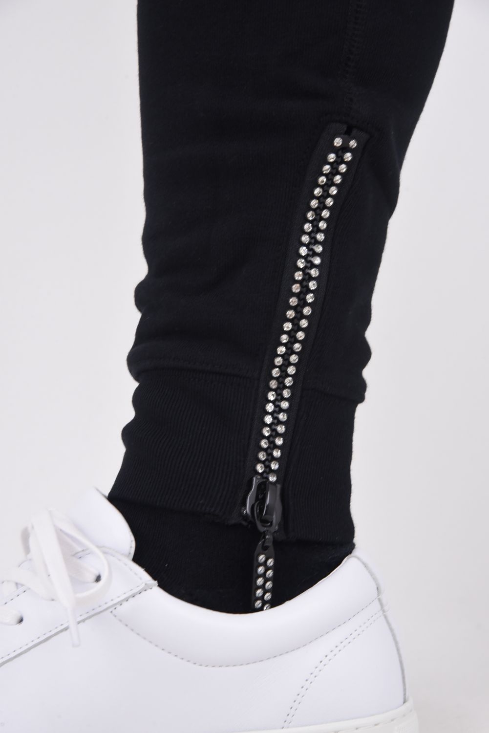 【25AW】 GLITTER ZIP + PLATE JOGGER PANTS / シルバーロゴプレートスウェットロングパンツ (ブラック)