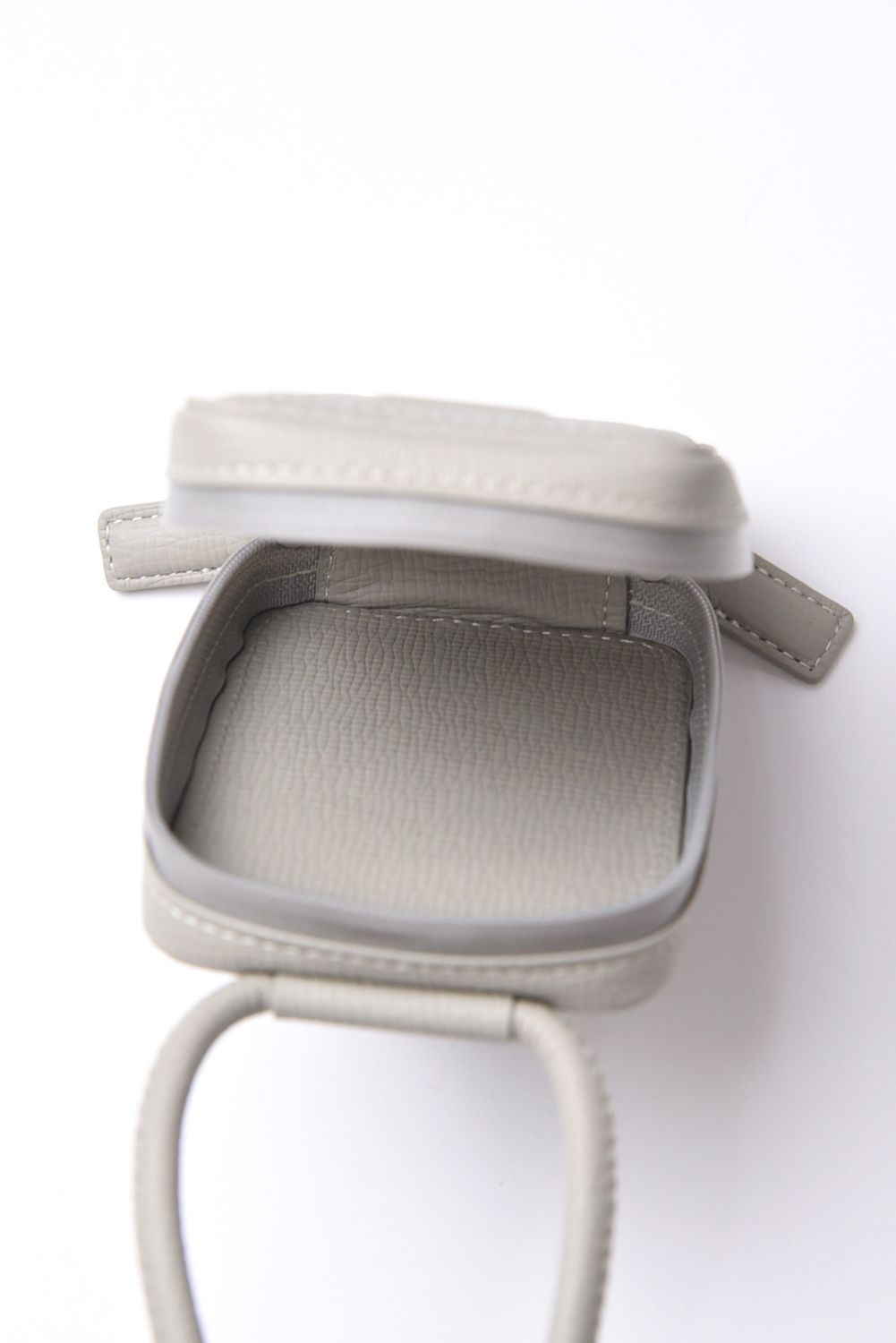 STRAPPED-ACCESSORY-MICROBAG / ストラップ付き MagSafe対応 ショルダーマイクロバッグ (ホワイトベージュ)