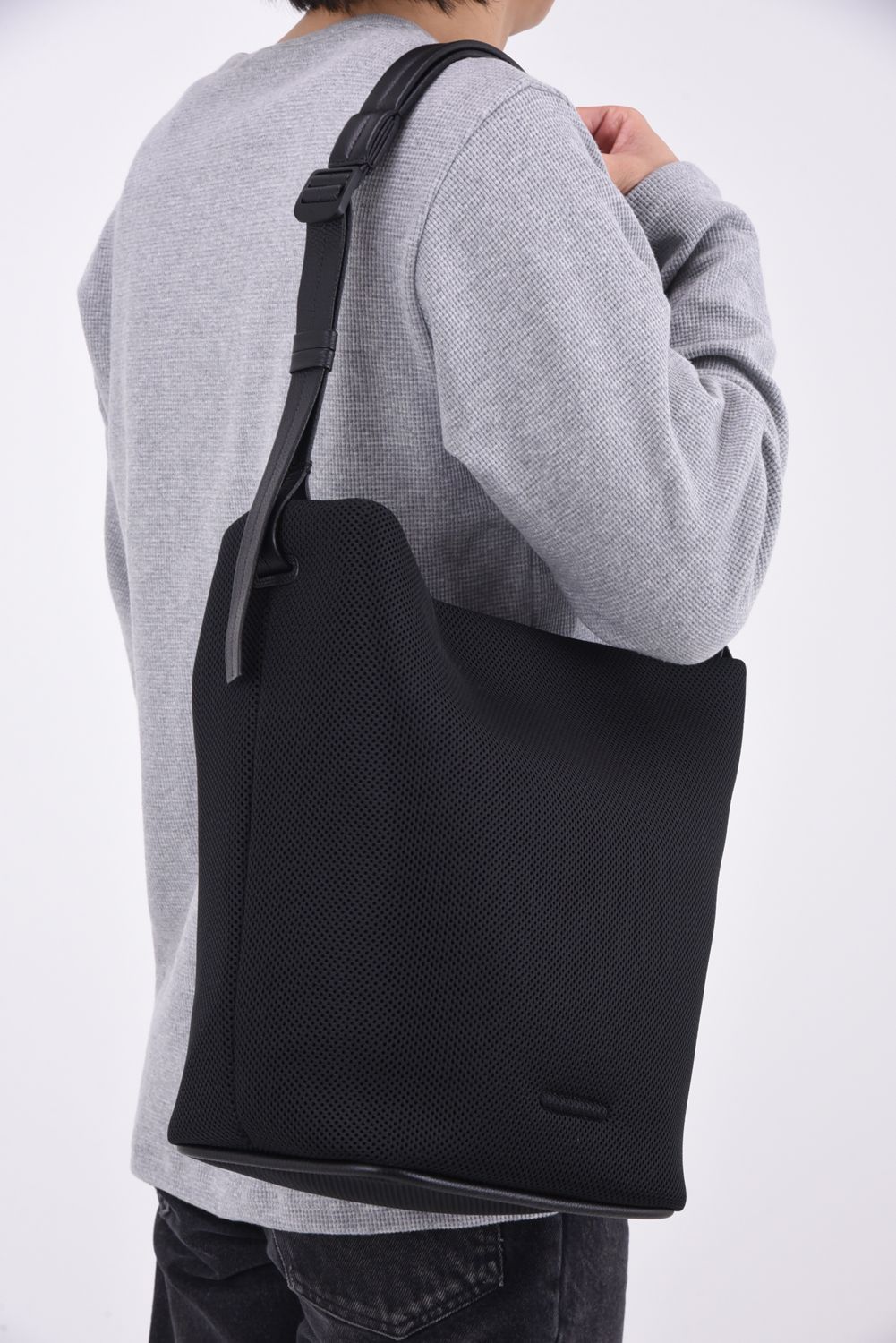ESSENTIAL DOUBLE RUSSELL HOBO MIDIUM / メッシュ素材 レザーストラップ ショルダートートバッグ (ブラック)