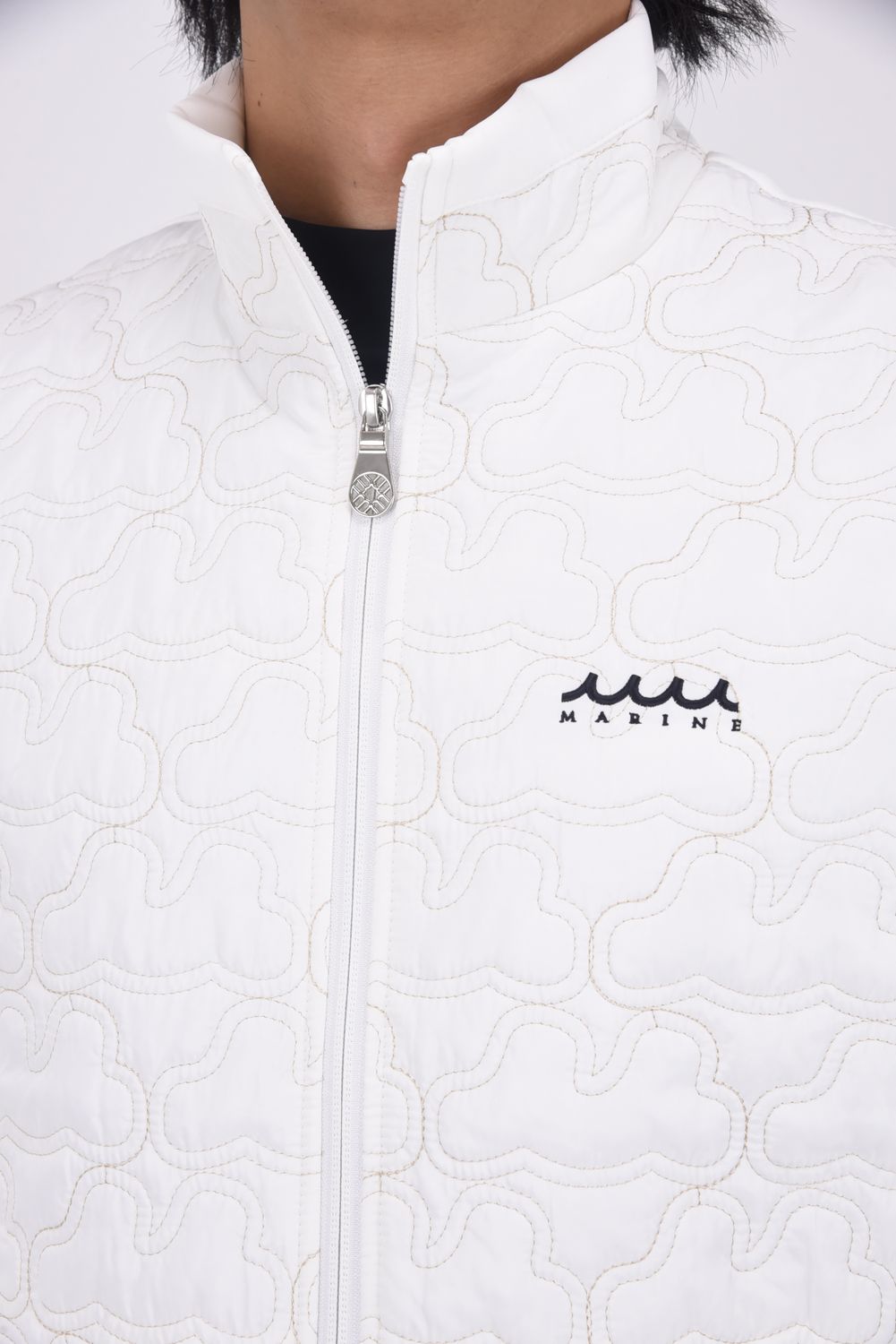 【25AW】 GEOMETRIC WAVE QUILTING BEST / ジオメトリックウェーブ ハイブリッドキルティングベスト (ホワイト)