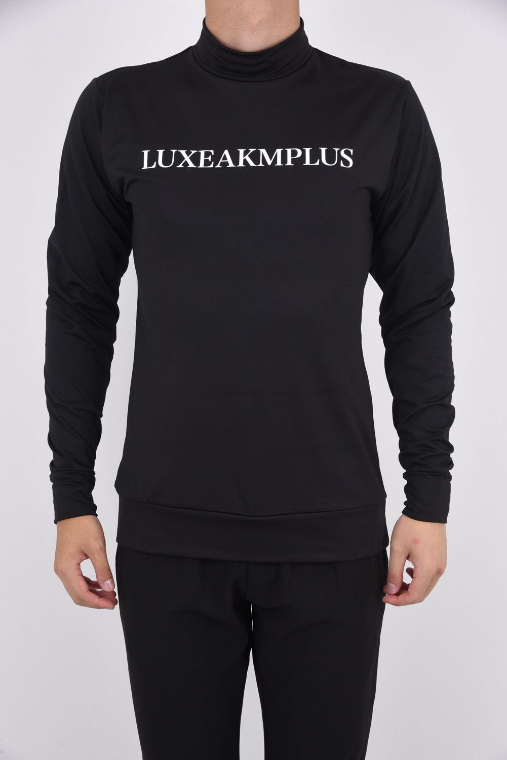 LUXE AKM PLUS LOGO HIGH NECK T-SHIRTS / フロントロゴ モックネック Tシャツ ブラック