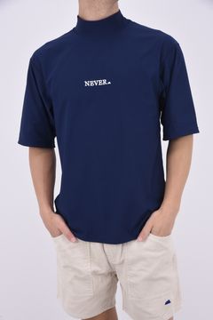 SURF Mockneck S/S (NEVER UP / IN) / バックプリント 半袖モックネックTシャツ (ネイビー)