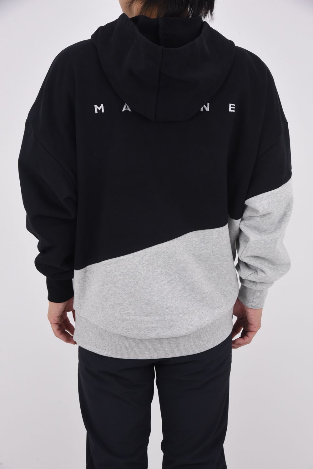 【25AW】【ユニセックス】 BIG PULLOVER HOODIE (BICOLOR) / ビッグシルエット バイカラー プルオーバーパーカー (ブラック)