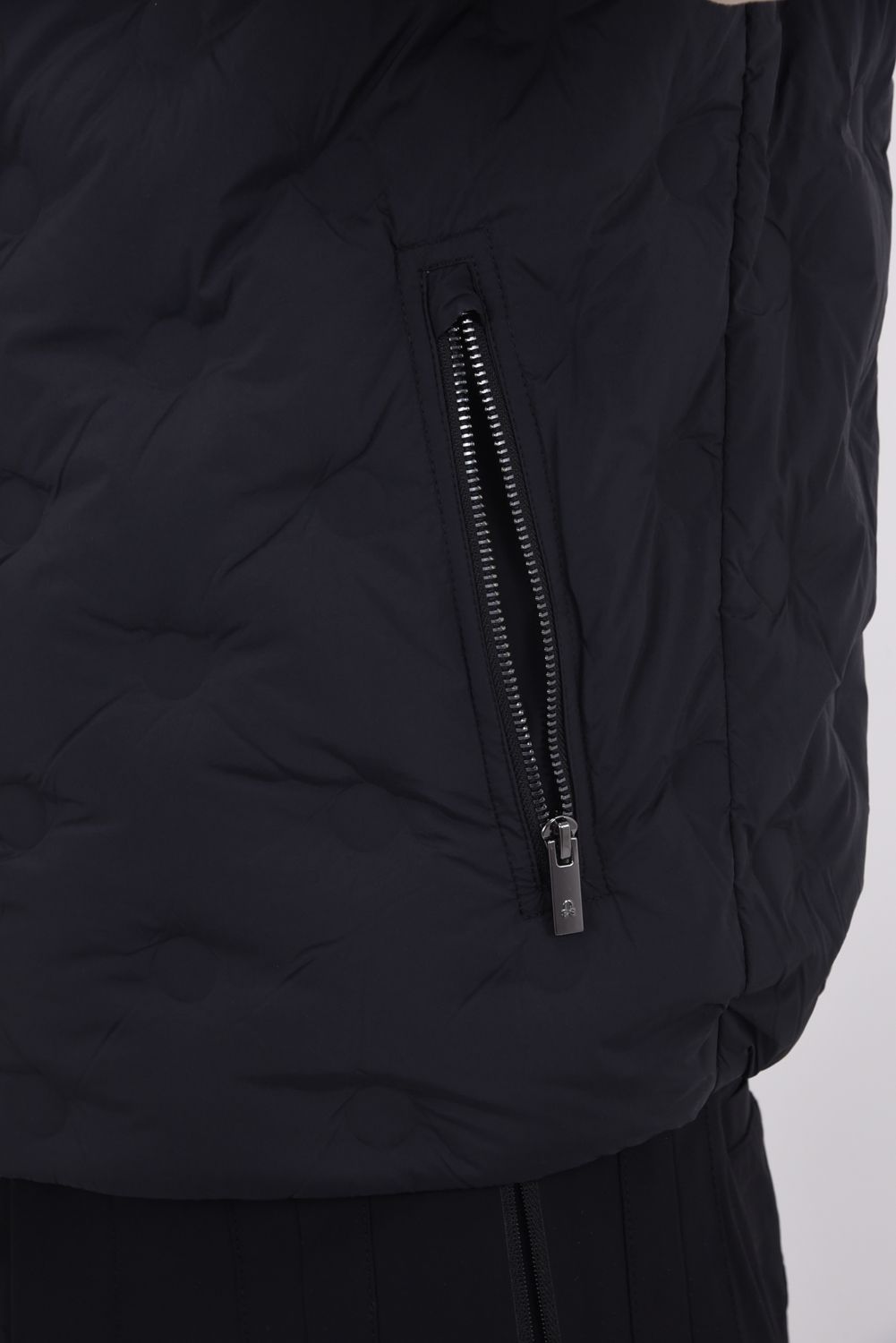 【2025AW】 SYNK SEAMLESS DOWN VEST / ドットパターンシームレス ダウンベスト (ブラック)