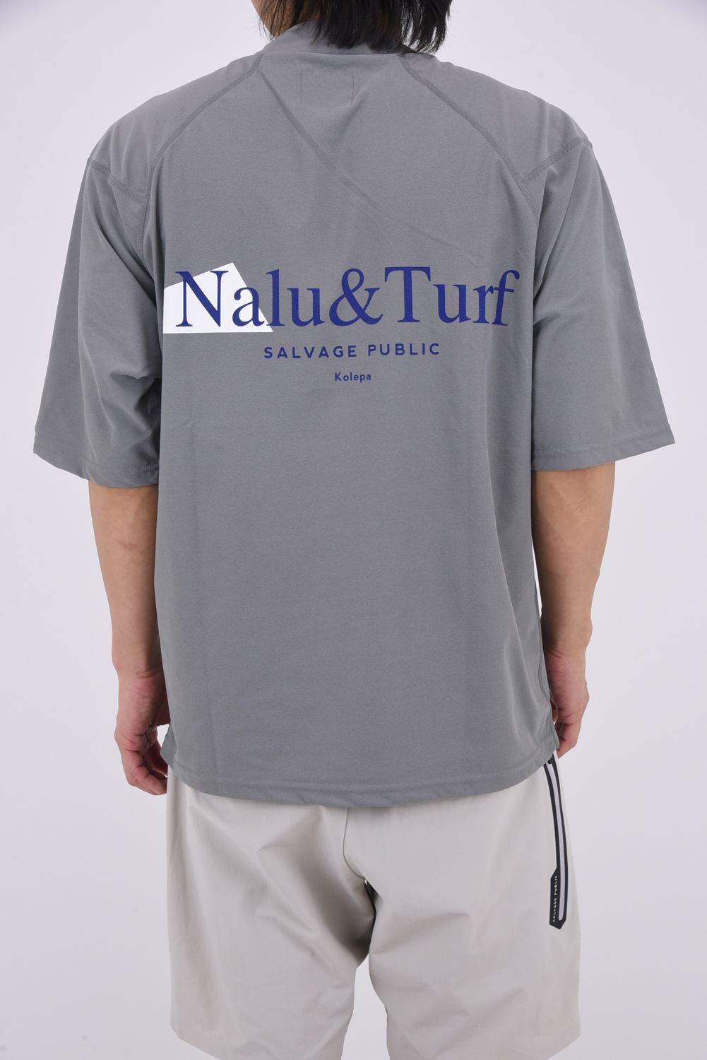【26SS】 SURF Mockneck S/S(Nalu＆Turf) / NALU＆TURFプリント モックネックTシャツ (グレー)