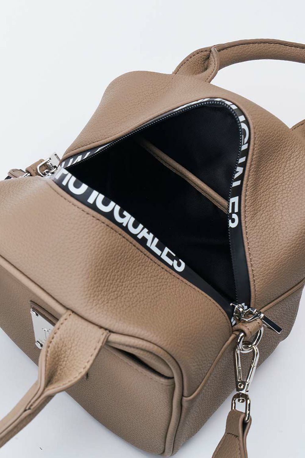 CUBE BAG / 113プレートロゴ シンセティックレザー キューブバッグ ベージュ