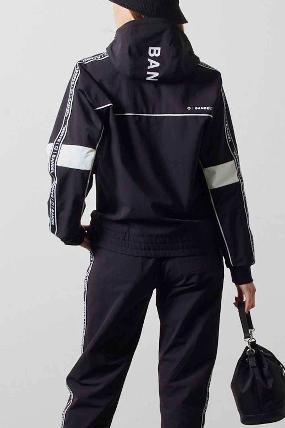 【レディース】 WATER REPELLENT PIPING ZIP PARKA / 4WAY ストレッチ 撥水素材 ロゴテープ ジップパーカー (ブラック)
