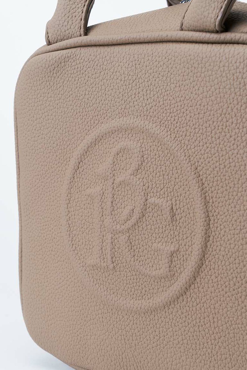 CUBE BAG / 113プレートロゴ シンセティックレザー キューブバッグ ベージュ