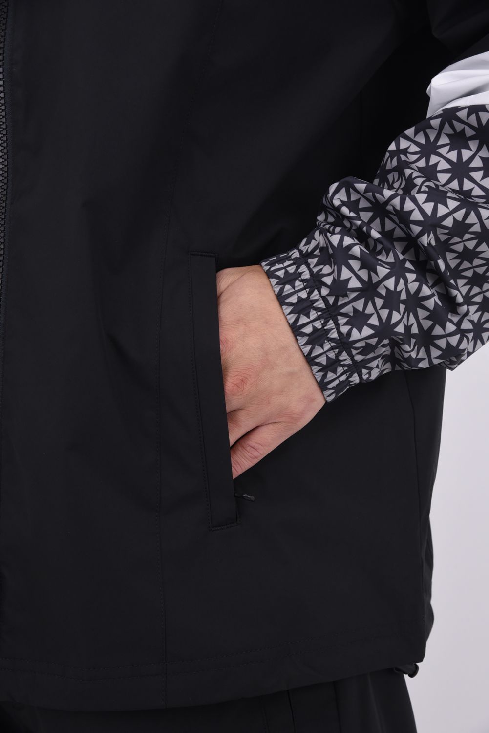 【25AW】 SWITCH SLEEVE WIND STOPPER / 異素材切り替え ブランドロゴ ウィンドストッパージャケット (ブラック)