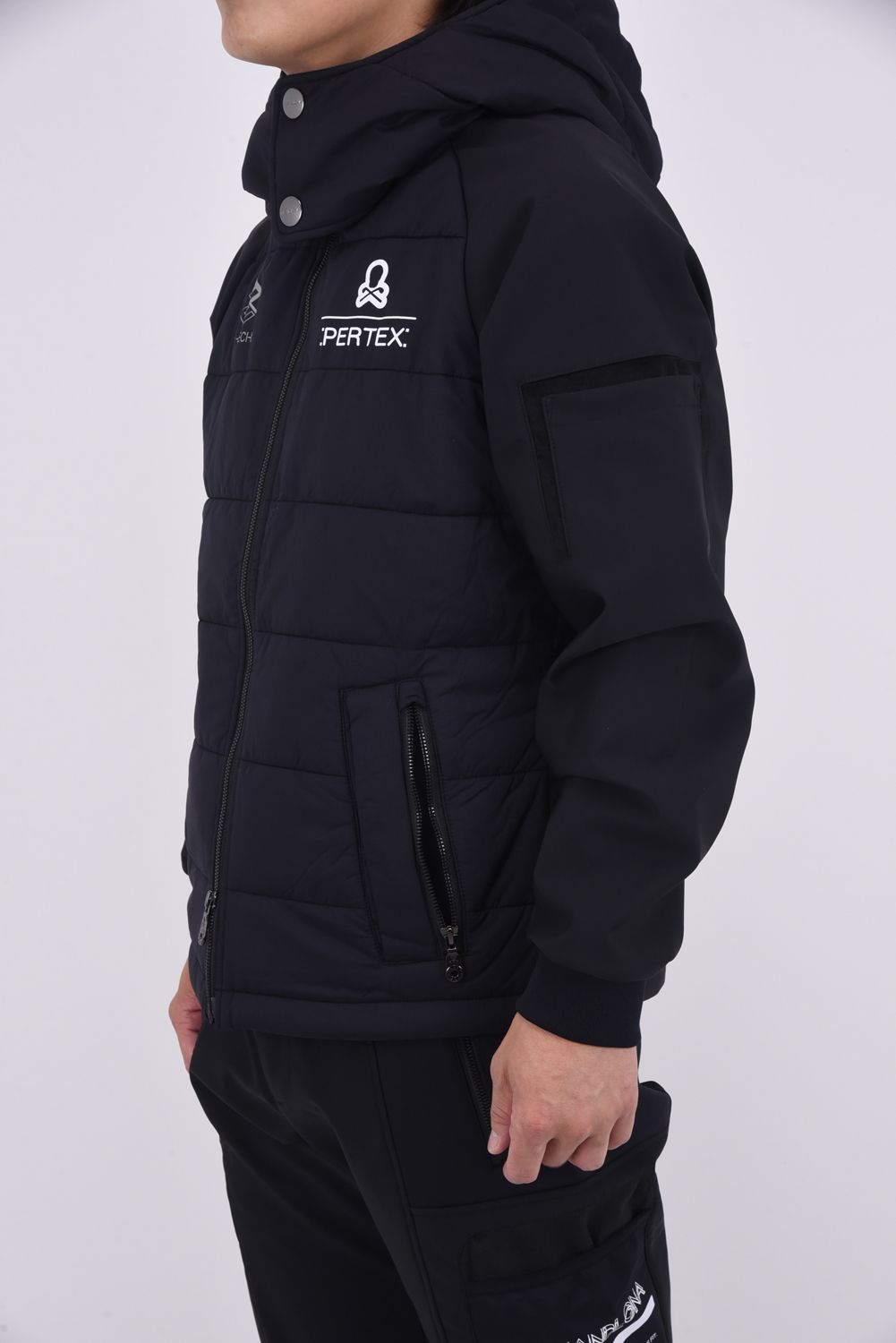 【2025AW】 PRIMAL AIR HYBRID JACKET / PERTEX®ナイロン リフレクタープリント ハイブリッドパファージャケット (ブラック）