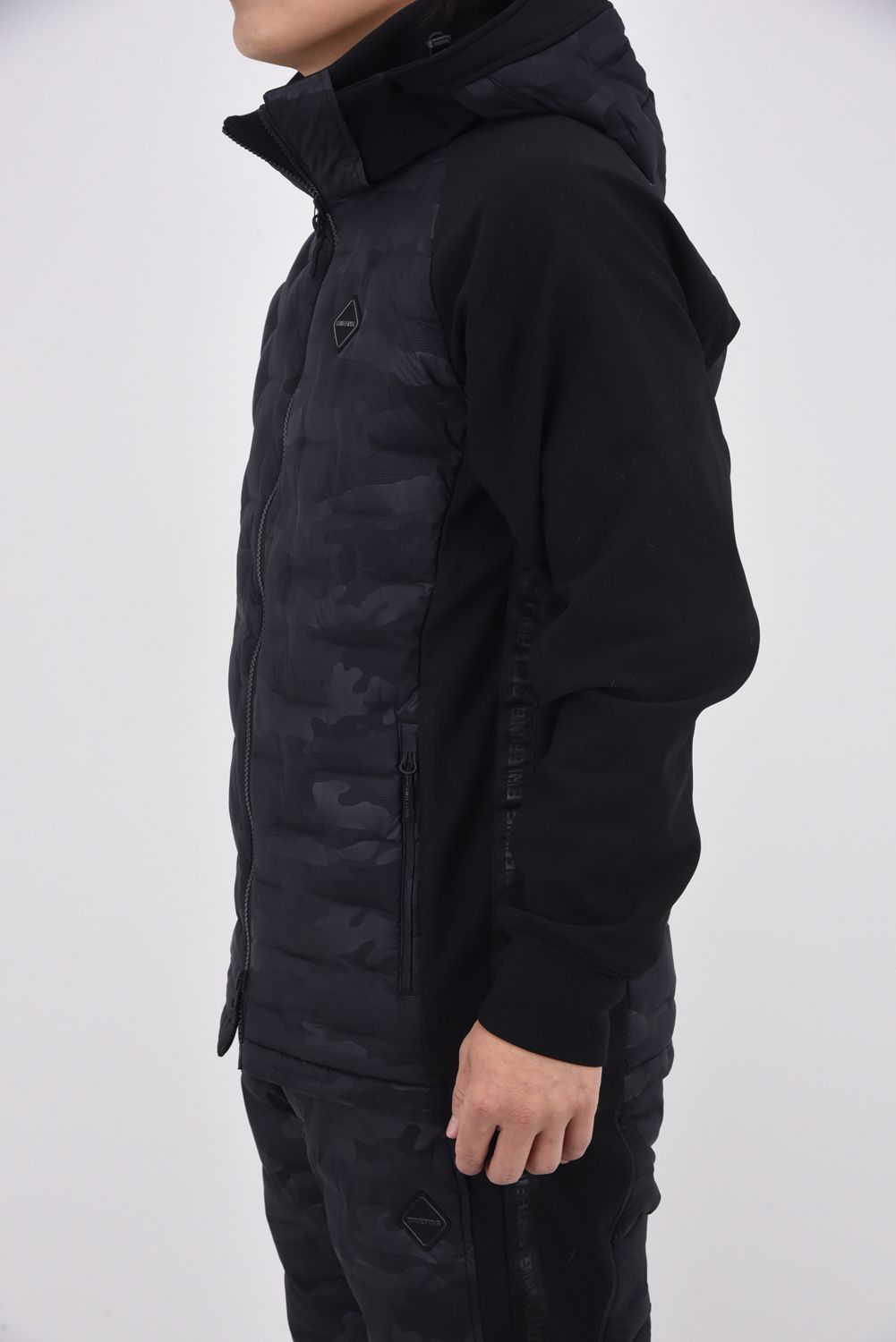 【25AW】 MEN'S HYBRID DOWN PARKA / ストレッチタフタ ダイヤモンドロゴ ハイブリッドダウンジップパーカー (ブラック/カモ)