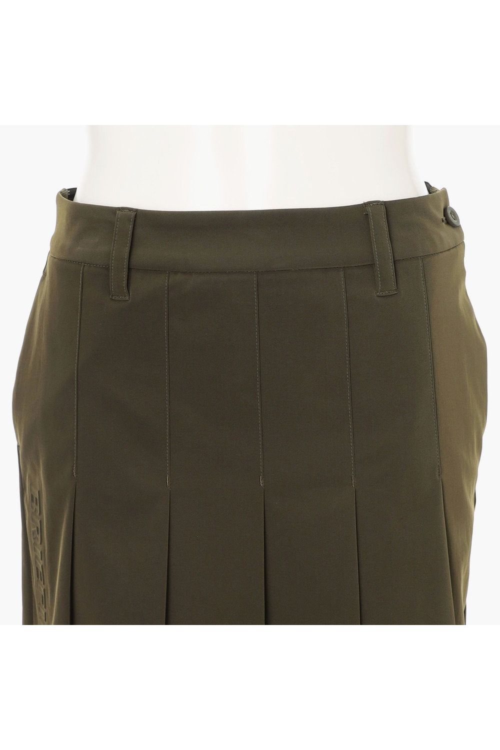 【26SS】【レディース】 WOMEN’S WR NYLON 3D LOGO PLEATED SKIRT / ナイロンストレッチ 3Dロゴ プリーツスカート (オリーブ)