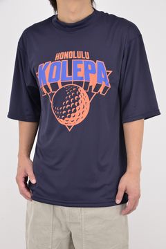 【26AW】 Pālulu Mockneck S/S（TEAM KOLEPA） / ブランドロゴプリント 五分袖 モックネックTシャツ (ネイビー)