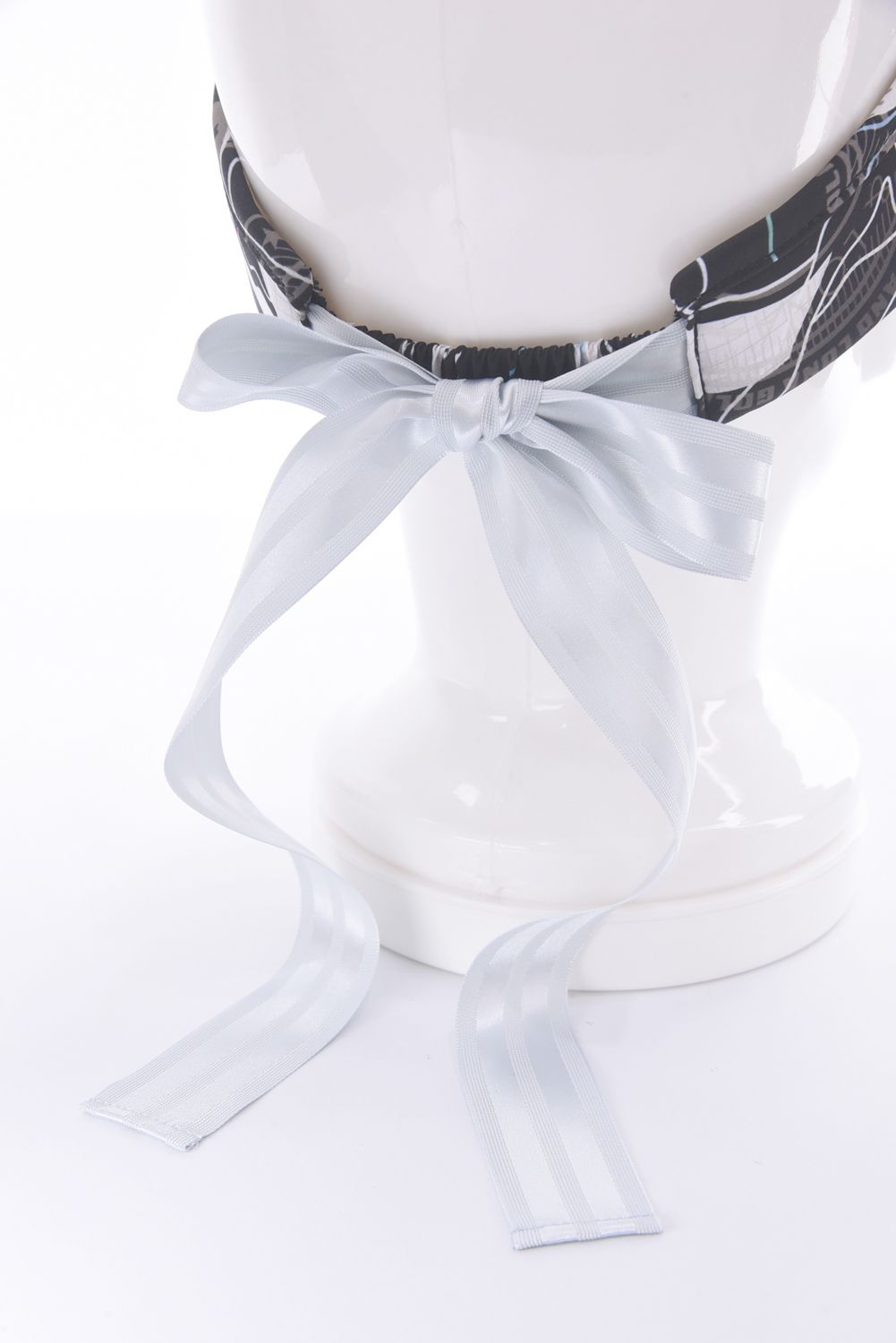 【26SS】【レディース】 AXON CAMO WIDE BRIM VISOR / カモフラージュプリント ラインストーンロゴ つば広リボンサンバイザー (ブラック)