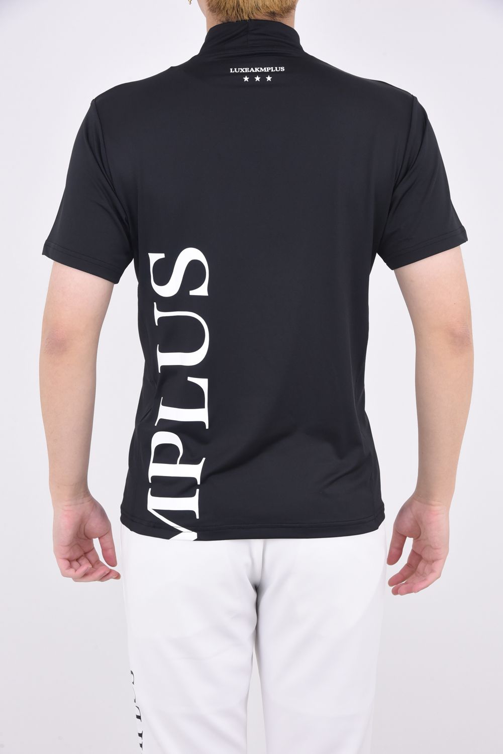 LUXEAKMPLUS - VERTICAL LOGO MOCK NECK T-SHIRTS / バーチカル