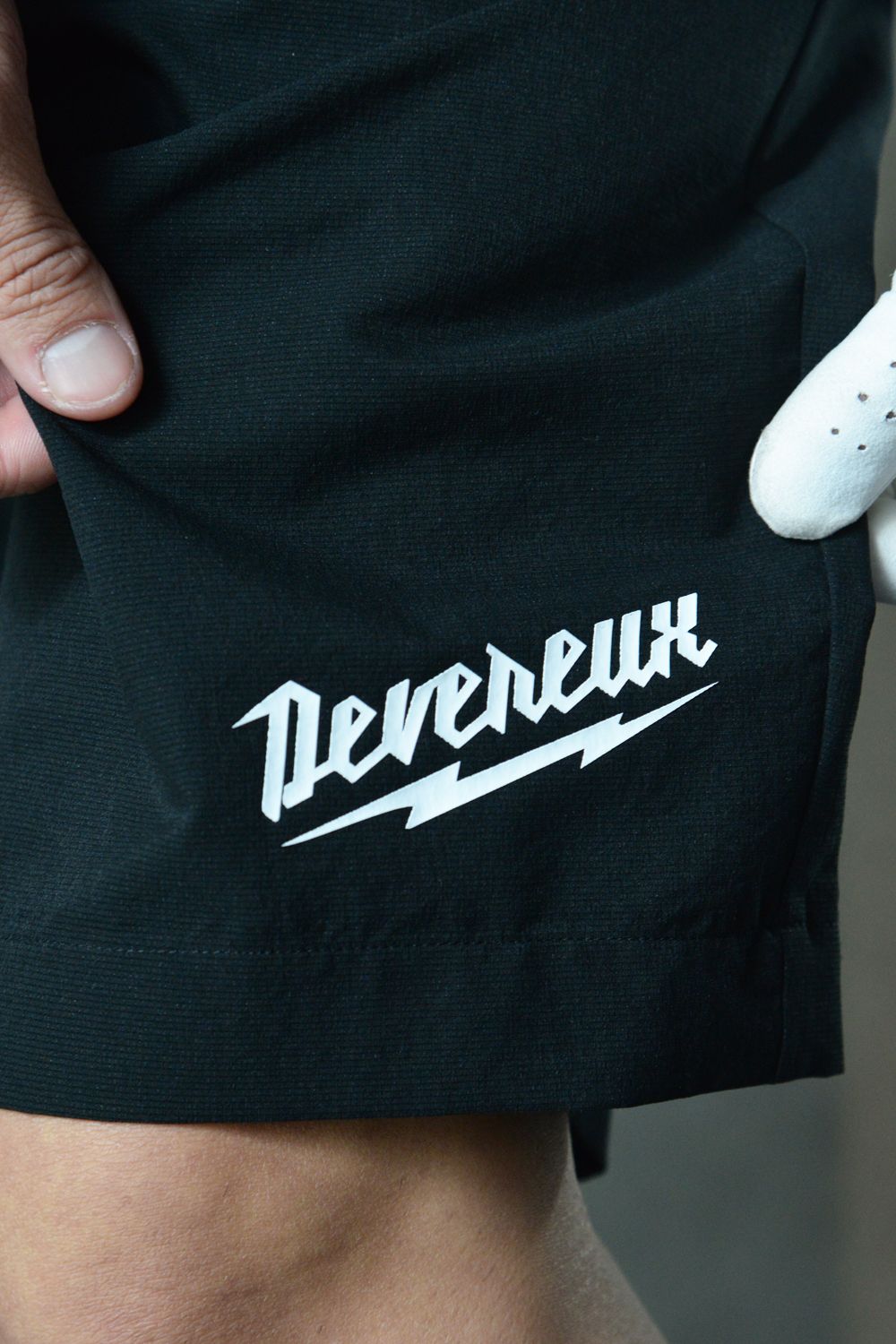 【DEVEREUX GOLF】 真夏を快適にカッコよくプレーできるオールブラックスタイル