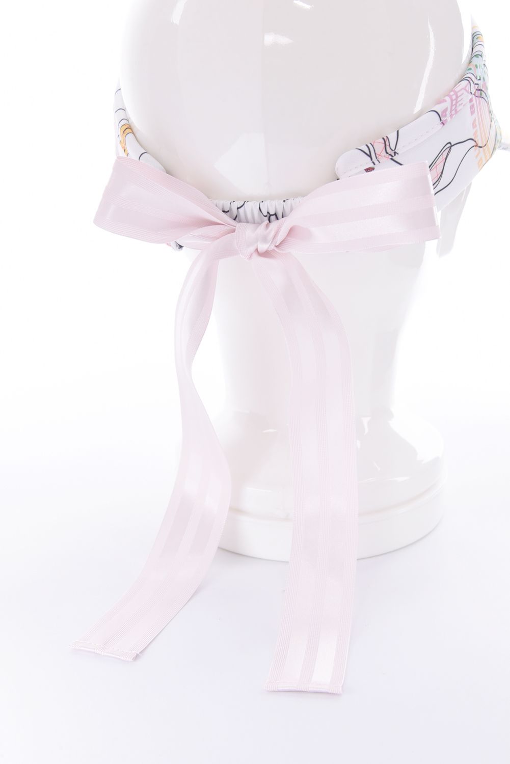 【26SS】【レディース】 AXON CAMO WIDE BRIM VISOR / カモフラージュプリント ラインストーンロゴ つば広リボンサンバイザー (ホワイト)