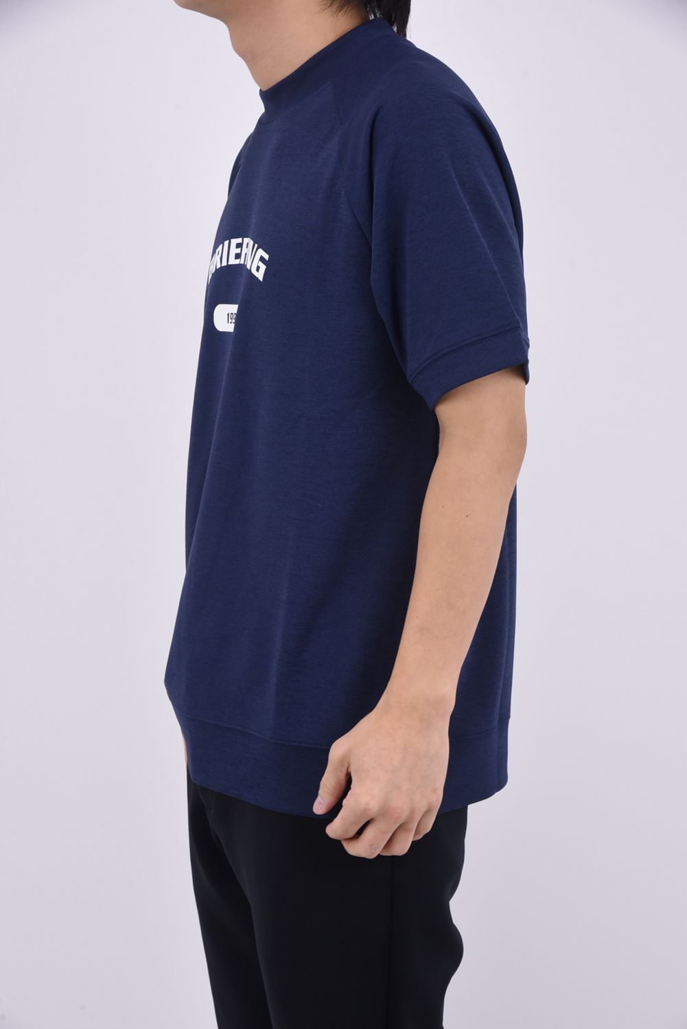 【26SS】 MEN’S COLLEGE LOGO HIGHNECK / カレッジロゴ リラックスフィット モックネックTシャツ (ネイビー)