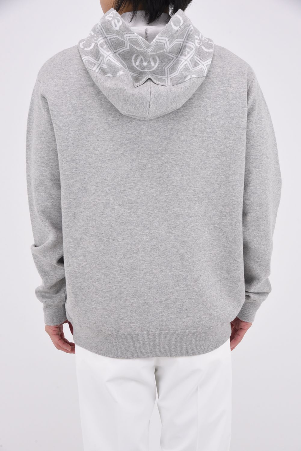 【2026SS 木村拓哉さん着用 VOL.1】 STELA CO CASH BLENDED HOODIE / ジオメトリックパターンジャカード プルオーバーニットパーカー (グレー)